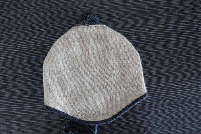 Plain knit hat with string Pompom