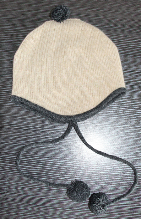 Plain knit hat with string Pompom